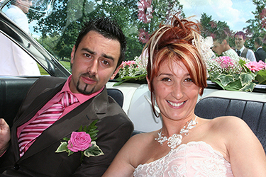 portrait des jeunes mariés dans la voiture photographiés par notre photographe Rachel Joubi