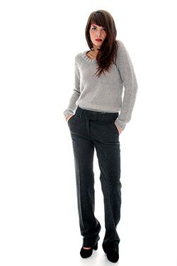 mode femme en plein-pied qui porte un pull gris avec un pantalon noir, photographiée par notre photographe Rachel Joubi
