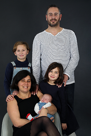 présentation du bébé en famille photographié par Rachel Joubi
