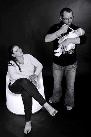 jeune couple avec un joli petit bébé photographiés en studio par Rachel Joubi