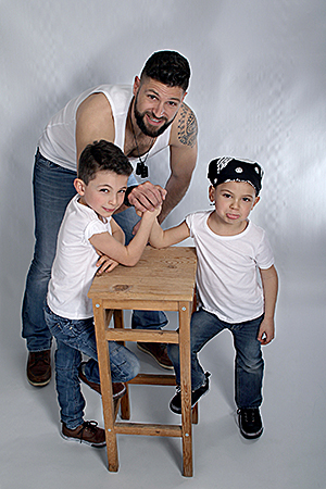 un super papa avec ses deux fils qui sont prêts à faire un bras de fer pour le bonheur de notre photographe Rachel Joubi